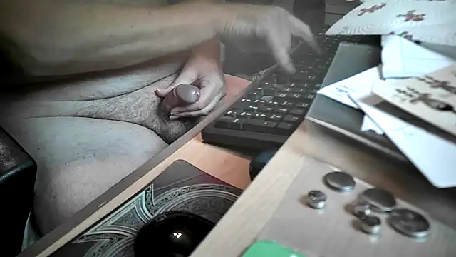 Snapshot of dirtyharry2022 chatting on 01.01.25 dirtyharry2022 online show from 01.01.25