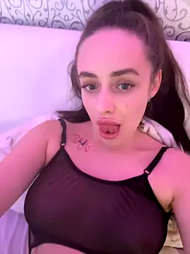 Snapshot of Lisaaan chatting on 10.16.25 Lisaaan online show from 10.16.25