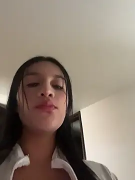 Snapshot of Emmily_19 chatting on 05.25.26 Emmily 19 online show from 05.25.26