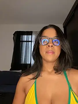 Snapshot of trianawhite chatting on 09.30.25 trianawhite online show from 09.30.25