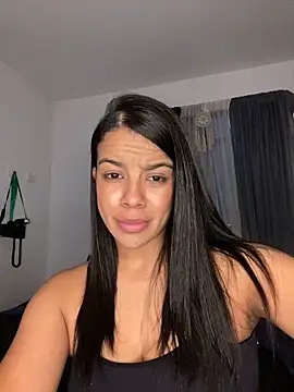 Snapshot of trianawhite chatting on 11.19.25 trianawhite online show from 11.19.25