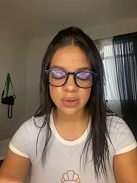 Snapshot of trianawhite chatting on 12.02.25 trianawhite online show from 12.02.25