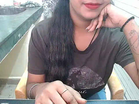 LovingPihu online show from 10.13.25