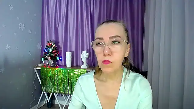 Snapshot of queen_a_n_i chatting on 12.17.24 queen a n i online show from 12.17.24