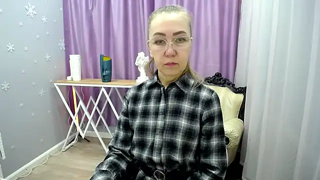 Snapshot of queen_a_n_i chatting on 01.25.25 queen a n i online show from 01.25.25