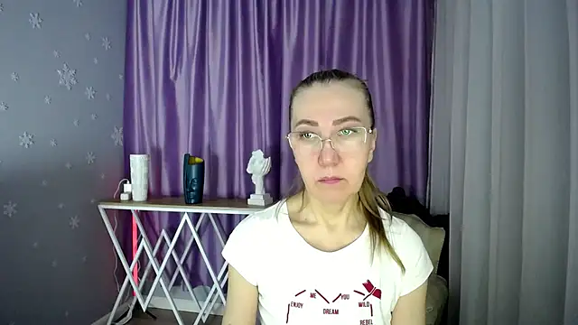 Snapshot of queen_a_n_i chatting on 02.07.25 queen a n i online show from 02.07.25