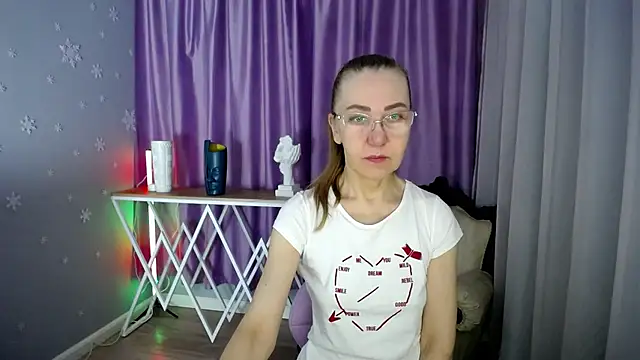 Snapshot of queen_a_n_i chatting on 02.10.25 queen a n i online show from 02.10.25