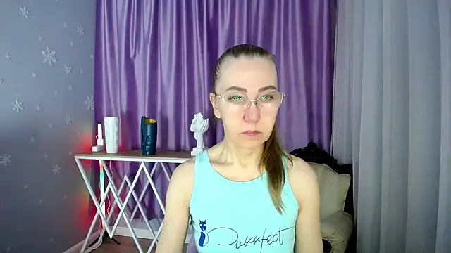 Snapshot of queen_a_n_i chatting on 02.27.25 queen a n i online show from 02.27.25