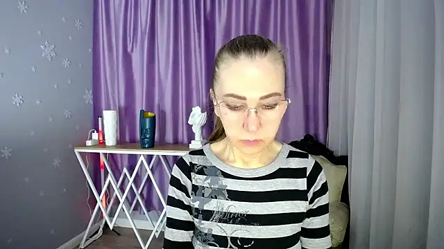 Snapshot of queen_a_n_i chatting on 03.08.25 queen a n i online show from 03.08.25