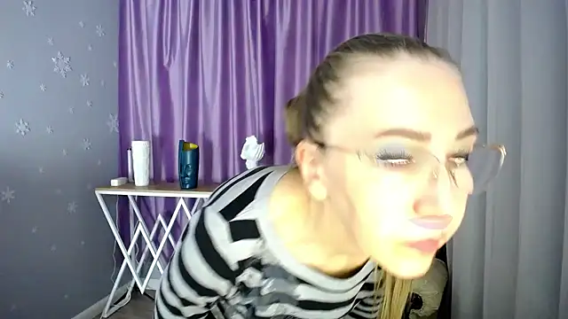 Snapshot of queen_a_n_i chatting on 03.08.25 queen a n i online show from 03.08.25