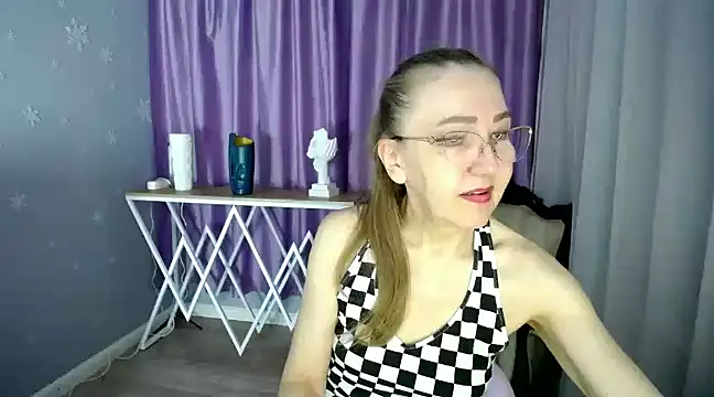 Snapshot of queen_a_n_i chatting on 03.10.25 queen a n i online show from 03.10.25