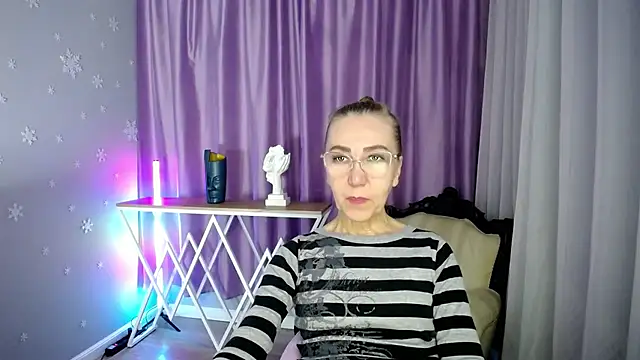 Snapshot of queen_a_n_i chatting on 09.10.25 queen a n i online show from 09.10.25