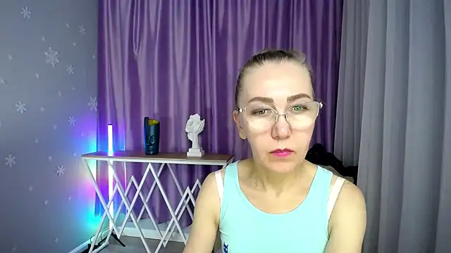 Snapshot of queen_a_n_i chatting on 09.15.25 queen a n i online show from 09.15.25