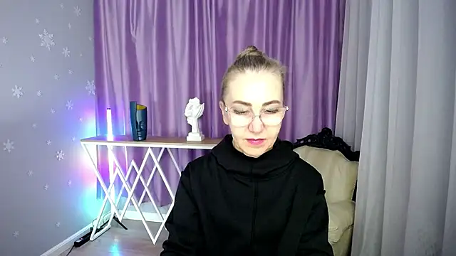 Snapshot of queen_a_n_i chatting on 09.26.25 queen a n i online show from 09.26.25