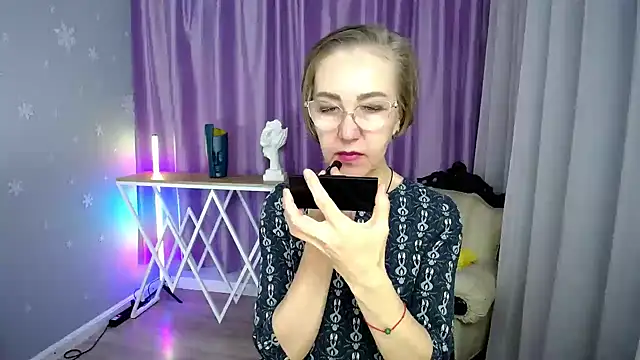 Snapshot of queen_a_n_i chatting on 10.06.25 queen a n i online show from 10.06.25