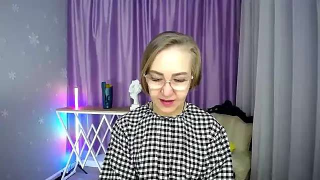 Snapshot of queen_a_n_i chatting on 10.07.25 queen a n i online show from 10.07.25