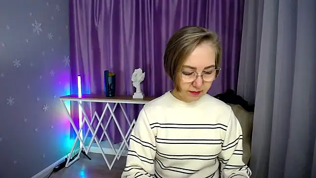 Snapshot of queen_a_n_i chatting on 10.13.25 queen a n i online show from 10.13.25