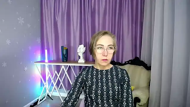 Snapshot of queen_a_n_i chatting on 10.14.25 queen a n i online show from 10.14.25