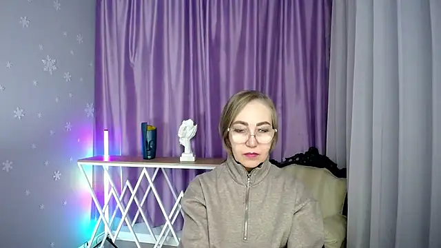 Snapshot of queen_a_n_i chatting on 11.07.25 queen a n i online show from 11.07.25