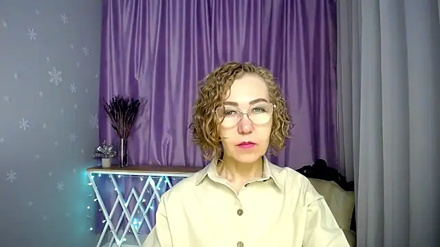 Snapshot of queen_a_n_i chatting on 06.15.26 queen a n i online show from 06.15.26