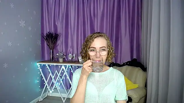 Snapshot of queen_a_n_i chatting on 07.11.26 queen a n i online show from 07.11.26