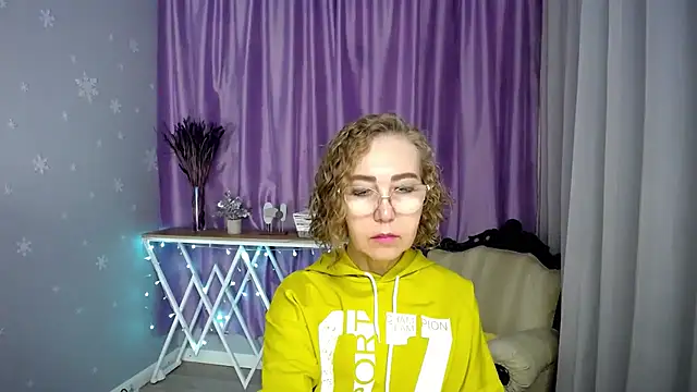 Snapshot of queen_a_n_i chatting on 07.14.26 queen a n i online show from 07.14.26