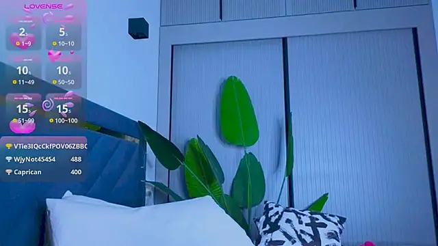 Snapshot of Mia_Tin chatting on 09.16.25 Mia Tin online show from 09.16.25