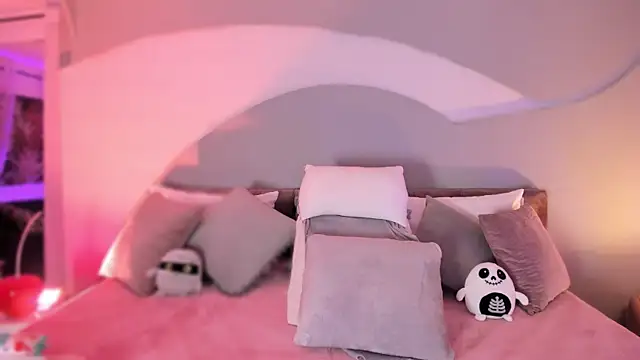 Nicolle W online show from 10.03.25