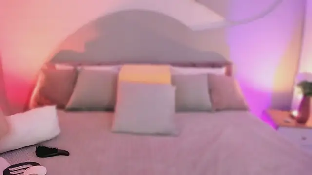 Nicolle W online show from 11.03.25