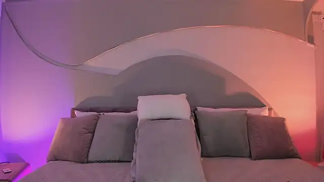 Nicolle W online show from 11.05.25