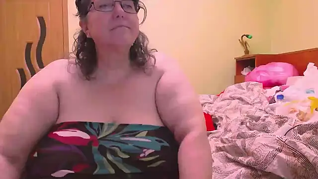 Snapshot of HugeTits chatting on 11.25.25 HugeTits online show from 11.25.25