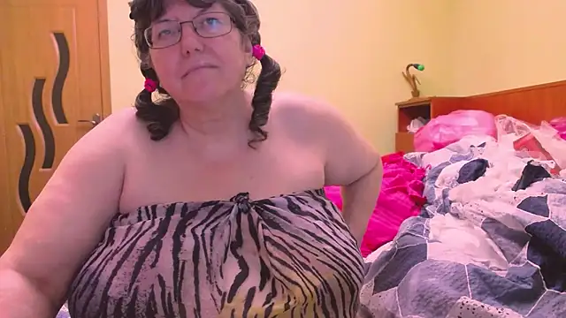 HugeTits online show from 12.15.25