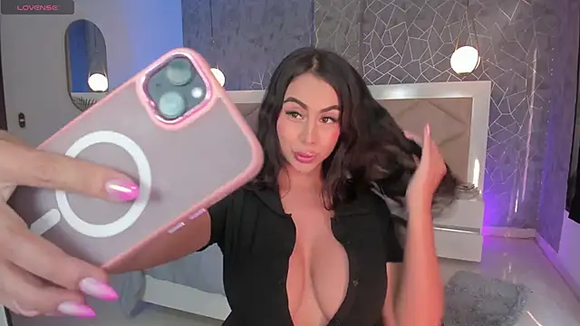 Snapshot of LeahJones_ chatting on 03.01.25 LeahJones online show from 03.01.25