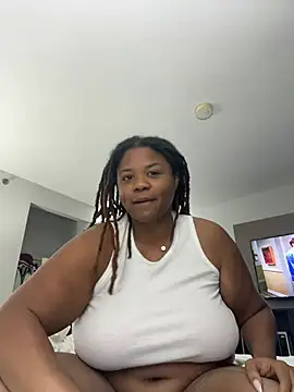 Snapshot of HEARTBREAKBRE chatting on 07.17.26 HEARTBREAKBRE online show from 07.17.26