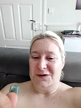 Snapshot of GeileEstelle chatting on 03.12.25 GeileEstelle online show from 03.12.25