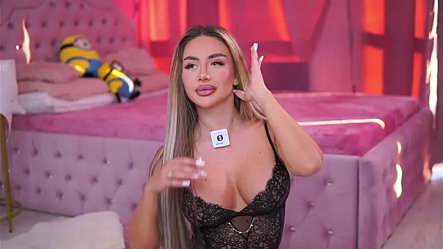 Snapshot of AshleySinn chatting on 10.20.25 AshleySinn online show from 10.20.25