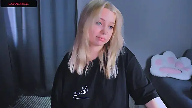 MonaLauu online show from 12.15.25