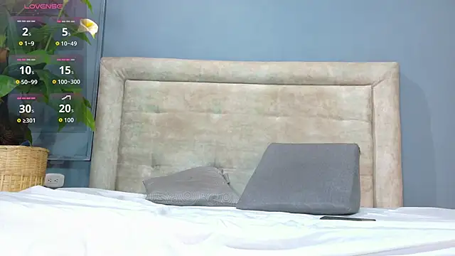 Snapshot of nicol_snow chatting on 02.05.26 nicol snow online show from 02.05.26