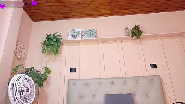 Snapshot of nicol_snow chatting on 02.28.26 nicol snow online show from 02.28.26