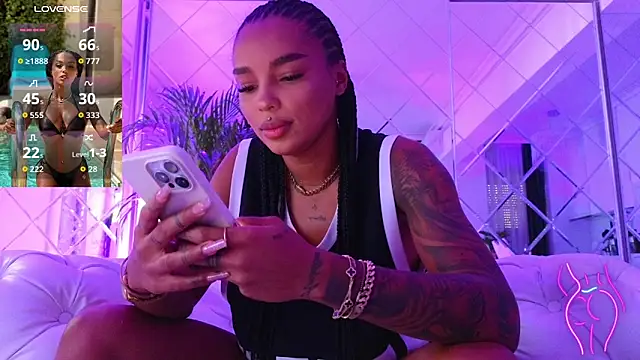 Snapshot of KimiBrown chatting on 09.25.25 KimiBrown online show from 09.25.25