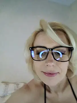 AureliaDoux online show from 02.10.25