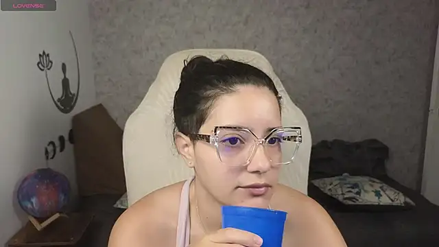 Snapshot of blue__moon_ chatting on 02.20.25 blue moon online show from 02.20.25