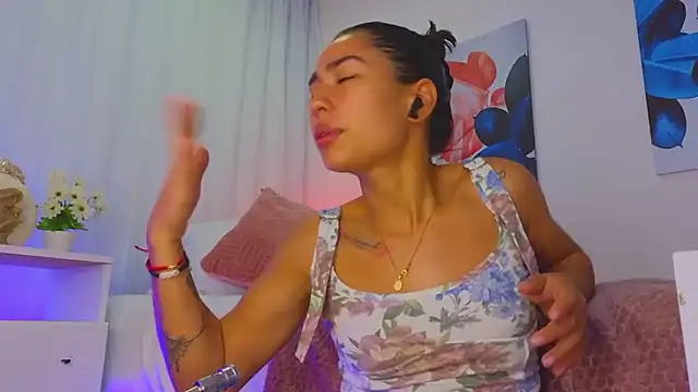 Snapshot of samantha_bss chatting on 03.10.25 samantha bss online show from 03.10.25