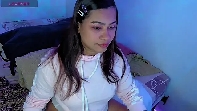 Snapshot of kiarybell__ chatting on 10.24.25 kiarybell online show from 10.24.25