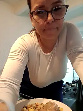 Snapshot of MariaPau_83 chatting on 03.04.25 MariaPau 83 online show from 03.04.25