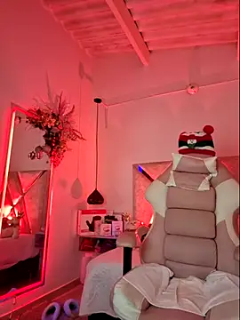 Snapshot of MariaPau_83 chatting on 12.23.25 MariaPau 83 online show from 12.23.25