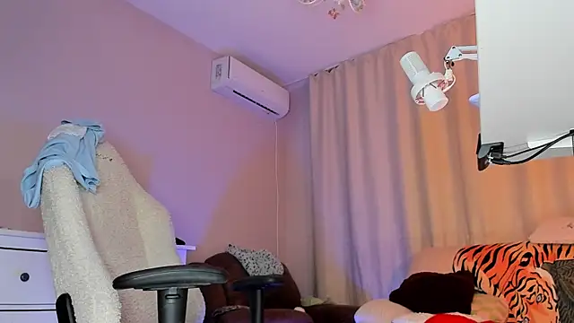 EmilyAden online show from 04.15.26