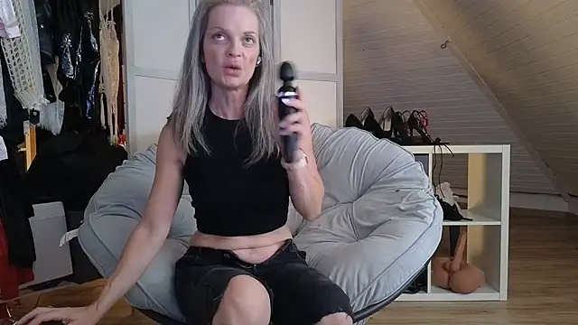 Snapshot of Sabdeluxe chatting on 09.29.25 Sabdeluxe online show from 09.29.25