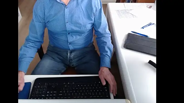 Snapshot of dutchpornking chatting on 10.28.25 dutchpornking online show from 10.28.25