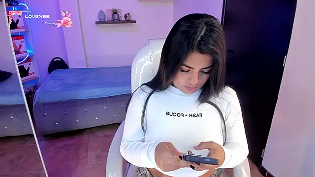 Snapshot of Catalinaa_martinez chatting on 12.13.24 Catalinaa martinez online show from 12.13.24